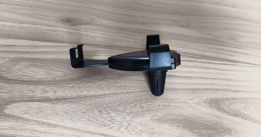 ダイソーのエアコン吹き出し口に取り付ける車載スマホホルダーを購入直後。横から見た状態。