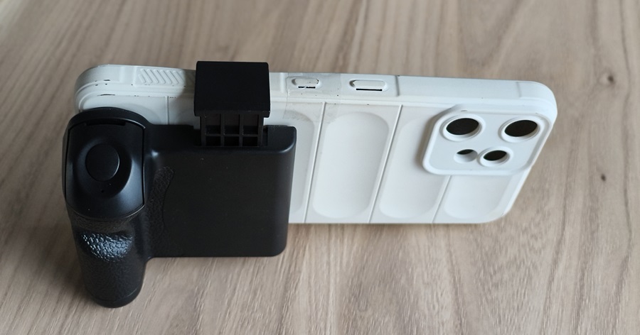 ダイソーのスマートフォン ワンハンドシャッターをスマホに取り付けた状態斜め上から見た