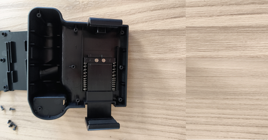 ダイソーのスマートフォン ワンハンドシャッターのカットしたバネ部分を拡大