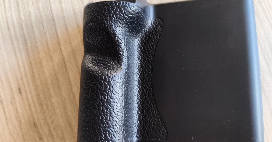 ダイソーのスマートフォン ワンハンドシャッターのグリップ部分の拡大