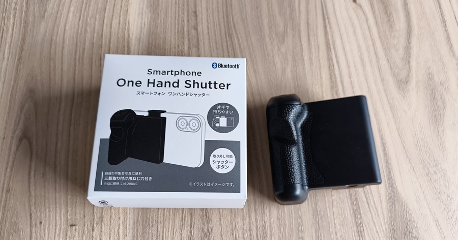 ダイソーのスマートフォン ワンハンドシャッター 箱と本体