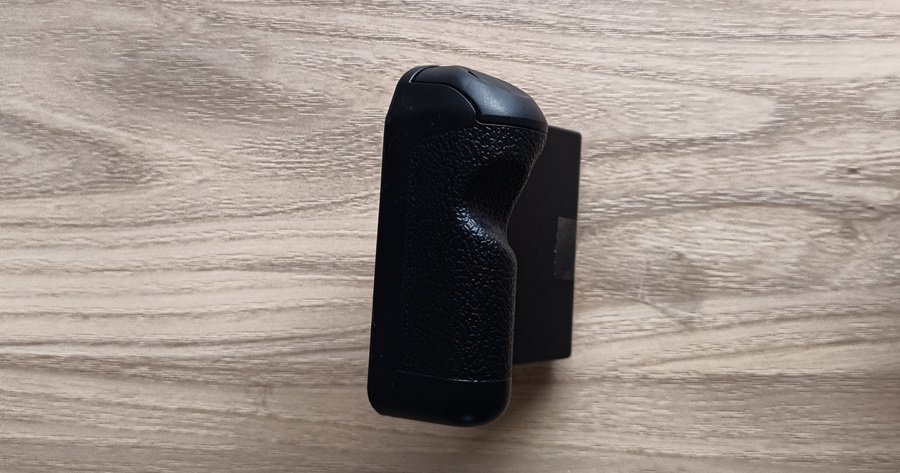 ダイソーのスマートフォン ワンハンドシャッターの右側面