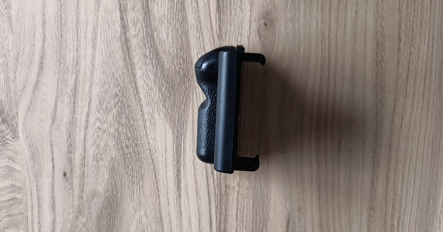 ダイソーのスマートフォン ワンハンドシャッターの左側面