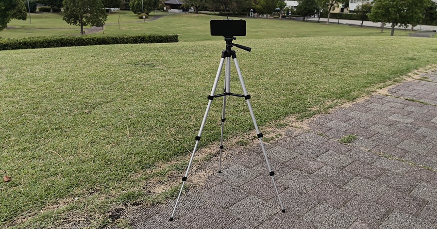 レモン スマートフォン・カメラ用三脚TRIPODを外で立てた状態