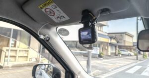 クルマ用サングラスクリップで車内に設置したドライブレコーダー