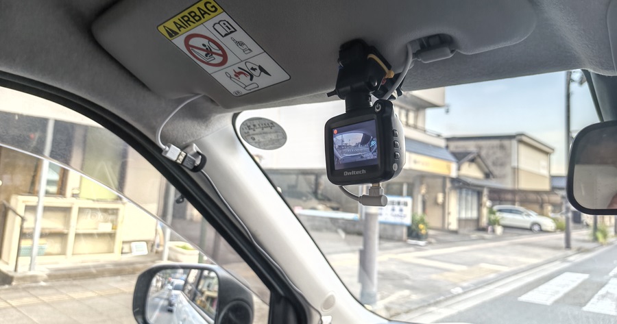 クルマ用サングラスクリップで車内に設置したドライブレコーダー