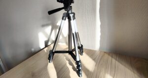 レモンのスマートフォン・カメラ用三脚 TRIPODを立てた状態