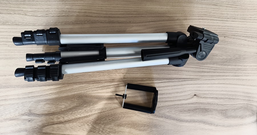 幅約8cm、高さ約32cmに折りたたんだスマートフォン・カメラ用三脚 TRIPOD　その1