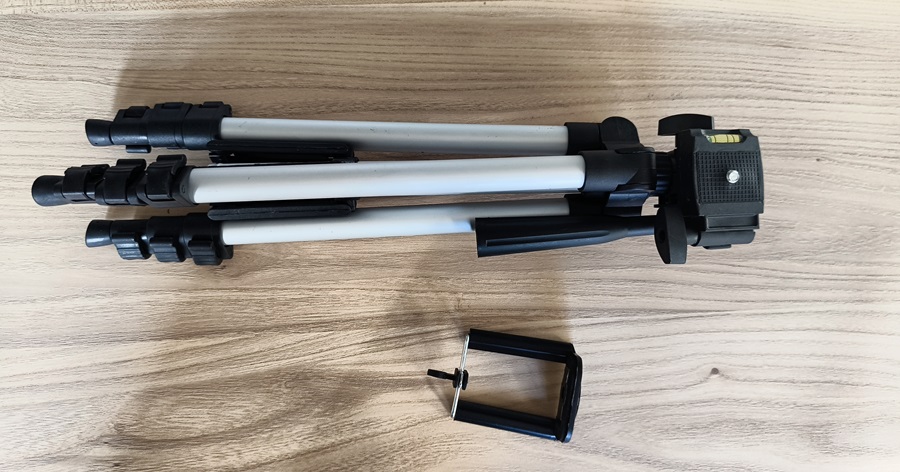 幅約8cm、高さ約32cmに折りたたんだスマートフォン・カメラ用三脚 TRIPOD　その２