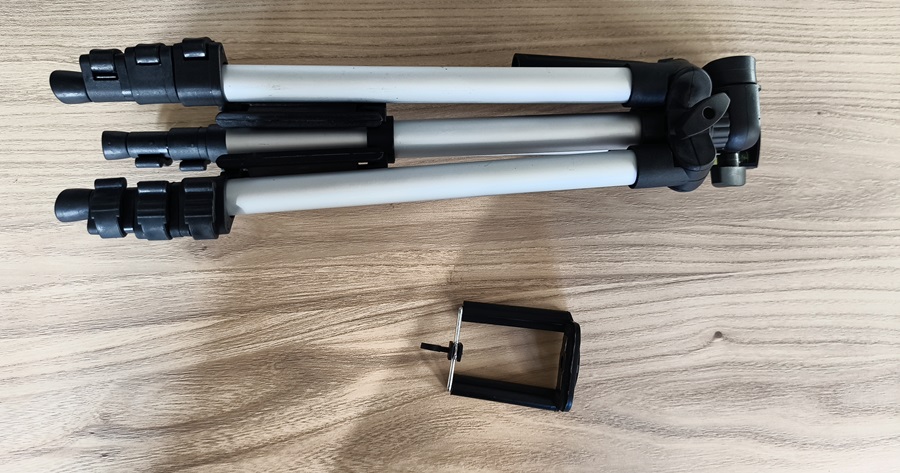 幅約8cm、高さ約32cmに折りたたんだスマートフォン・カメラ用三脚 TRIPOD　その3