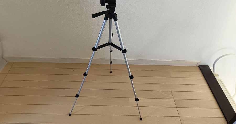 支柱を伸ばして高さ約100cmにしたスマートフォン・カメラ用三脚 TRIPOD