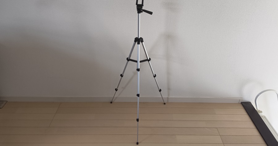 支柱を伸ばして高さ約100cmにしたスマートフォン・カメラ用三脚 TRIPOD