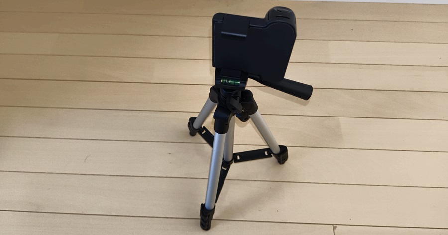 高さ約33cmの最低高にしたスマートフォン・カメラ用三脚 TRIPOD
