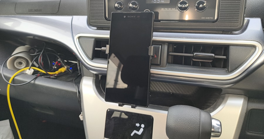 ダイソーのスマホホルダーをセットした状態