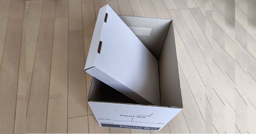 セリアのプレンティボックス A4という紙製の組み立て式の収納箱１つ