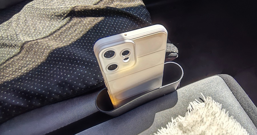 セリアの車用シートサイドスリムポケットにスマートフォンを収納した様子
