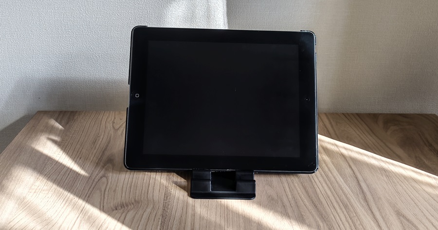 モバイルデバイススタンドにタブレットを立てかける