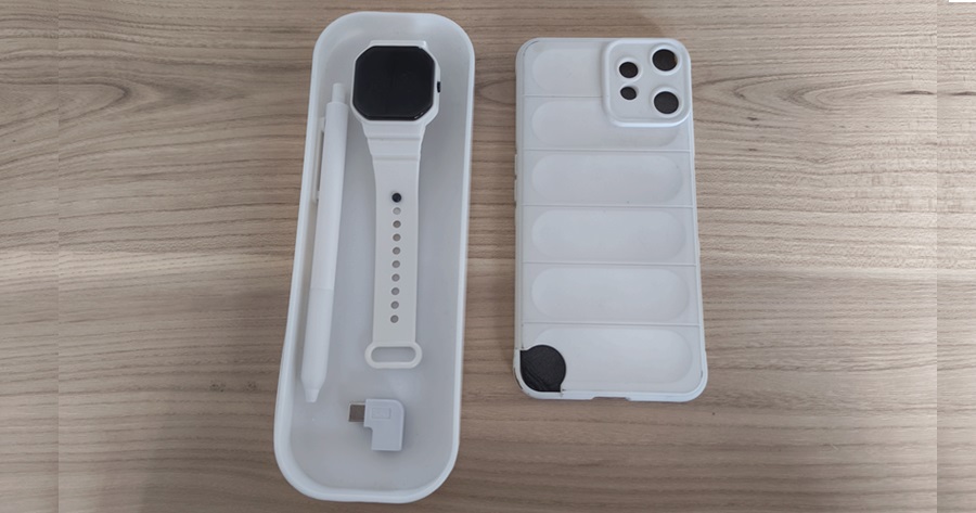 セリアの白のシンプルな時計と白のスマホケース