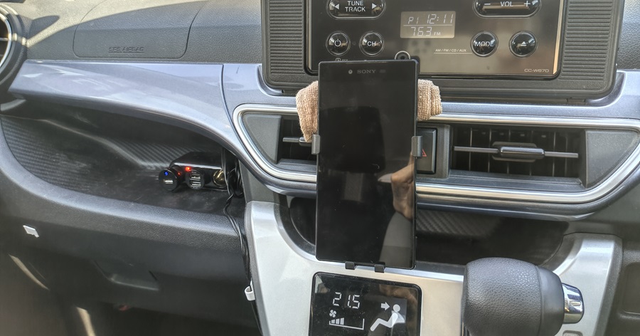 ダイソーのエアコン吹き出し口に取り付けた車載スマホホルダーにハンカチを挟む