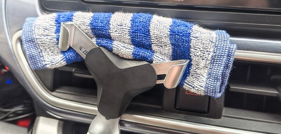 ホルダーにハンカチをセット