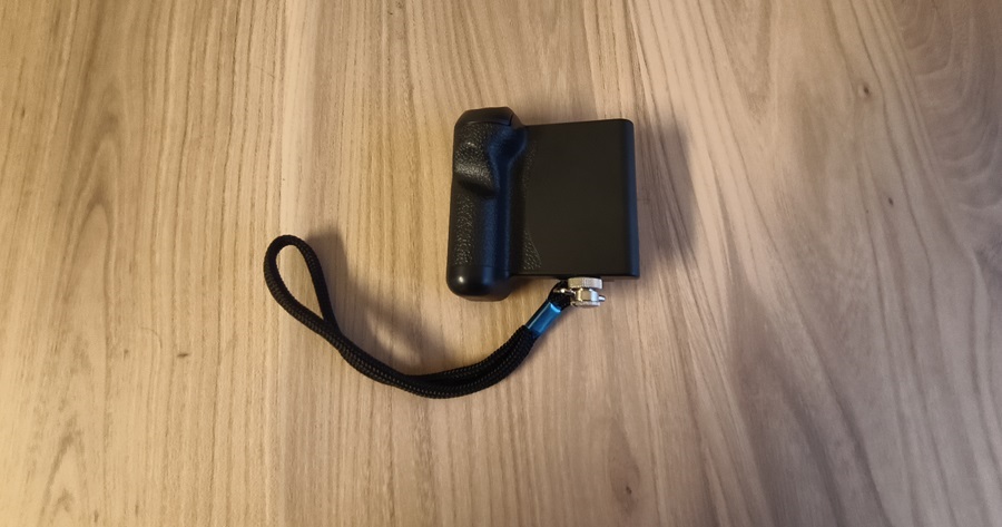 スマートフォン ワンハンドシャッターにストラップを付けた状態