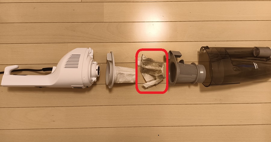 TC-E124から取り外したダストケースとフィルター類