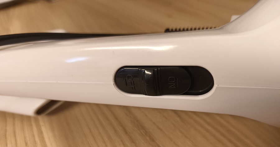 TC-E124の電源スイッチ